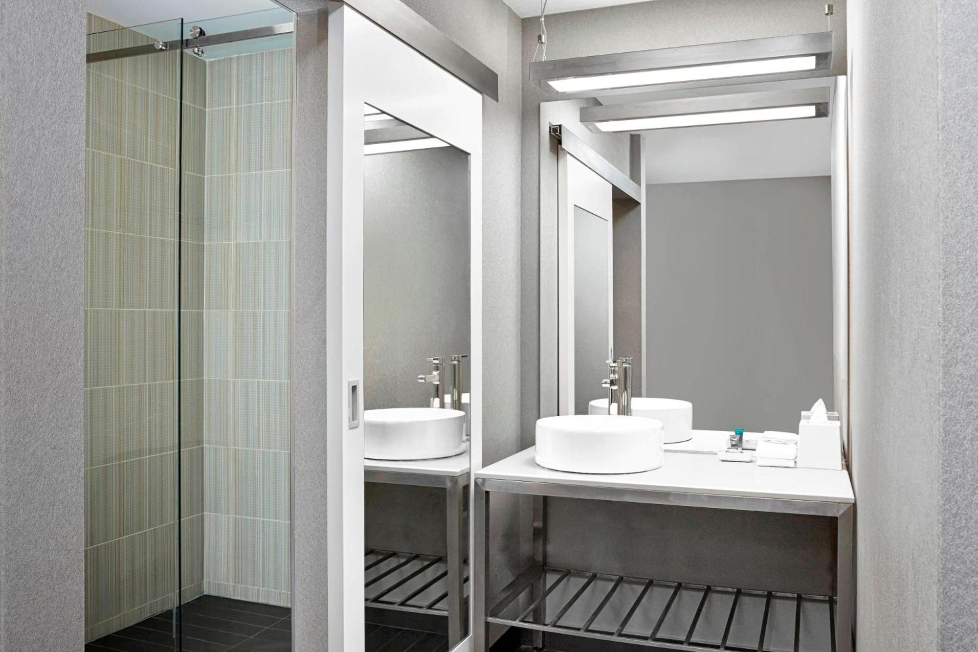 Aloft Hotel Calgary University Екстер'єр фото