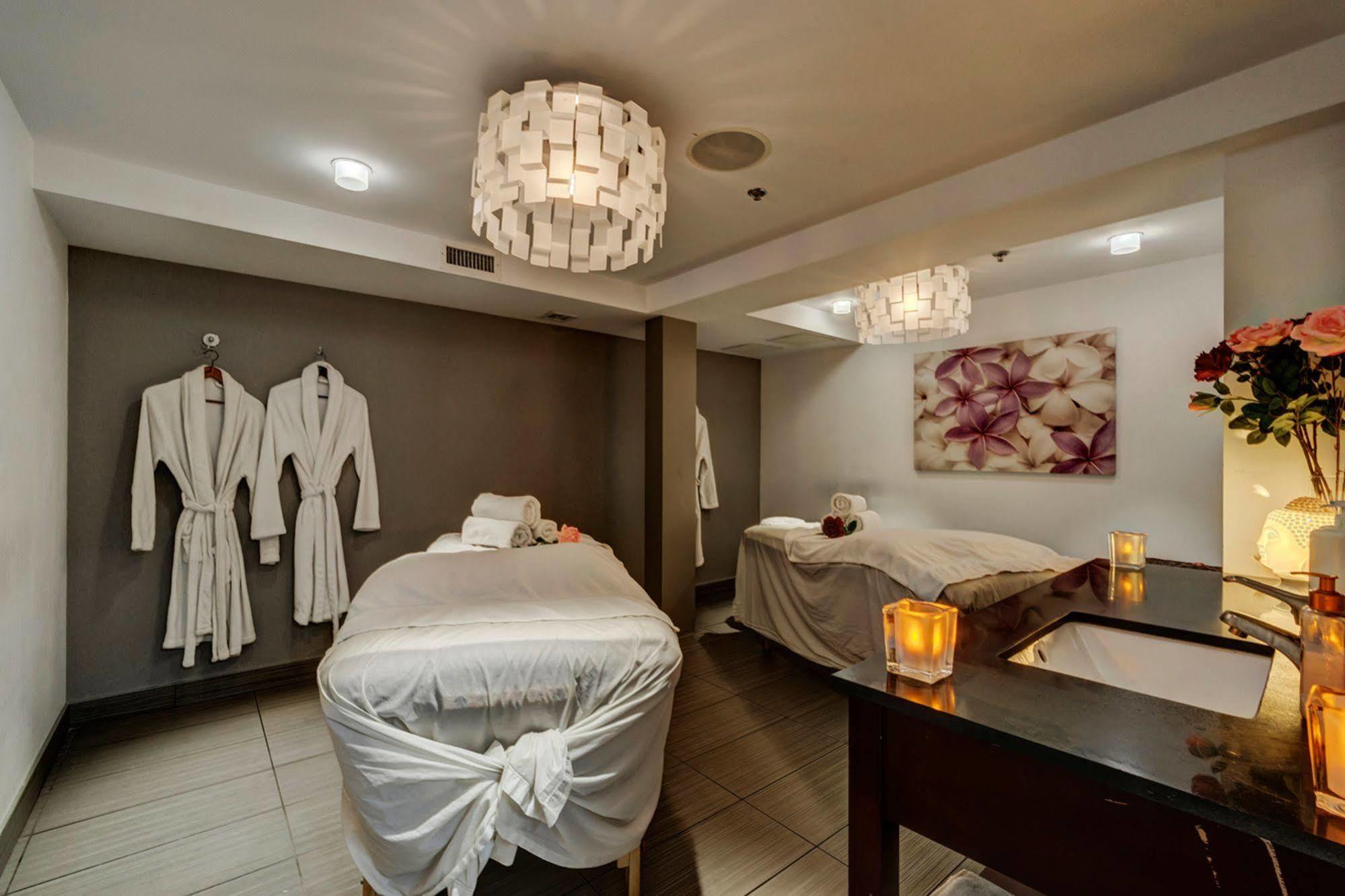 Aloft Hotel Calgary University Екстер'єр фото